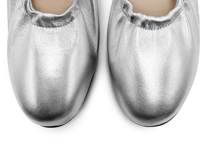 Ballerine accollate argento in pelle con cinturino elastico
