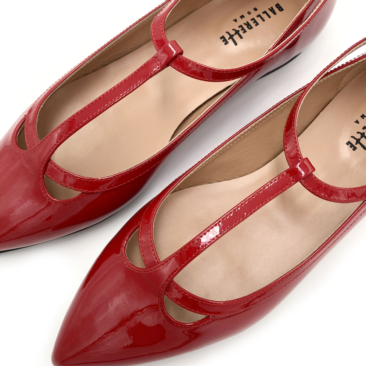 Rote T-Bar-Ballerinas mit Lackriemen