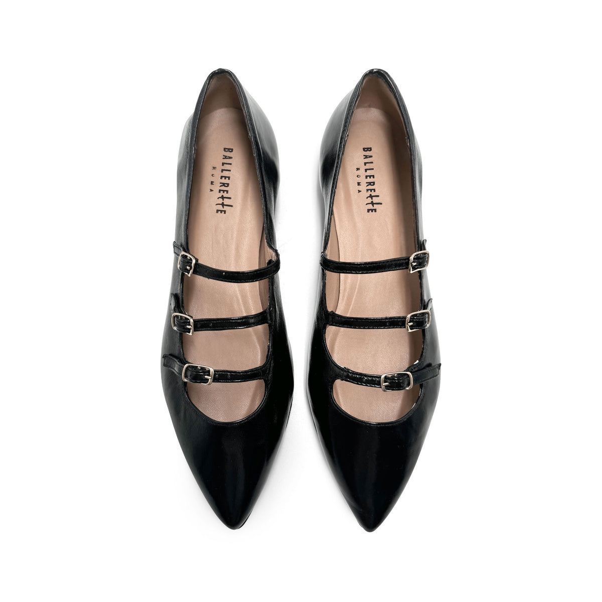 Glänzende schwarze spitze Ballerinas mit Riemen
