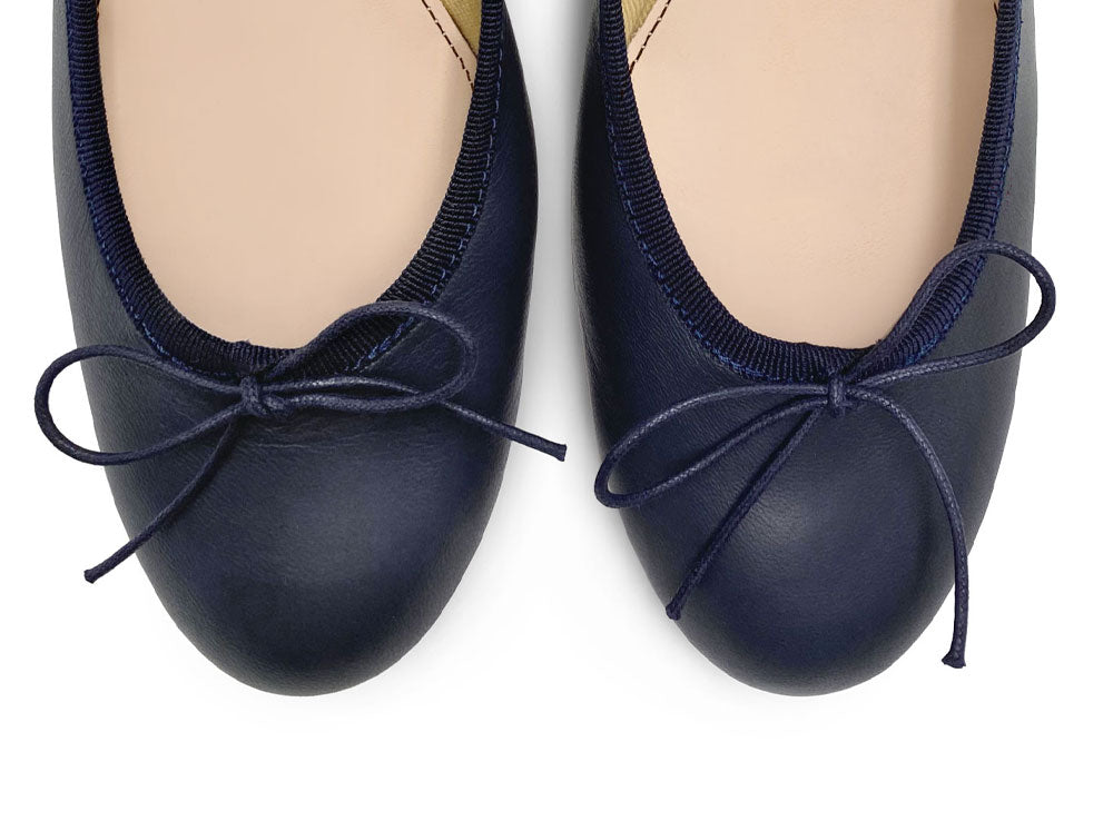 Blaue Lederballerinas mit hohem Absatz