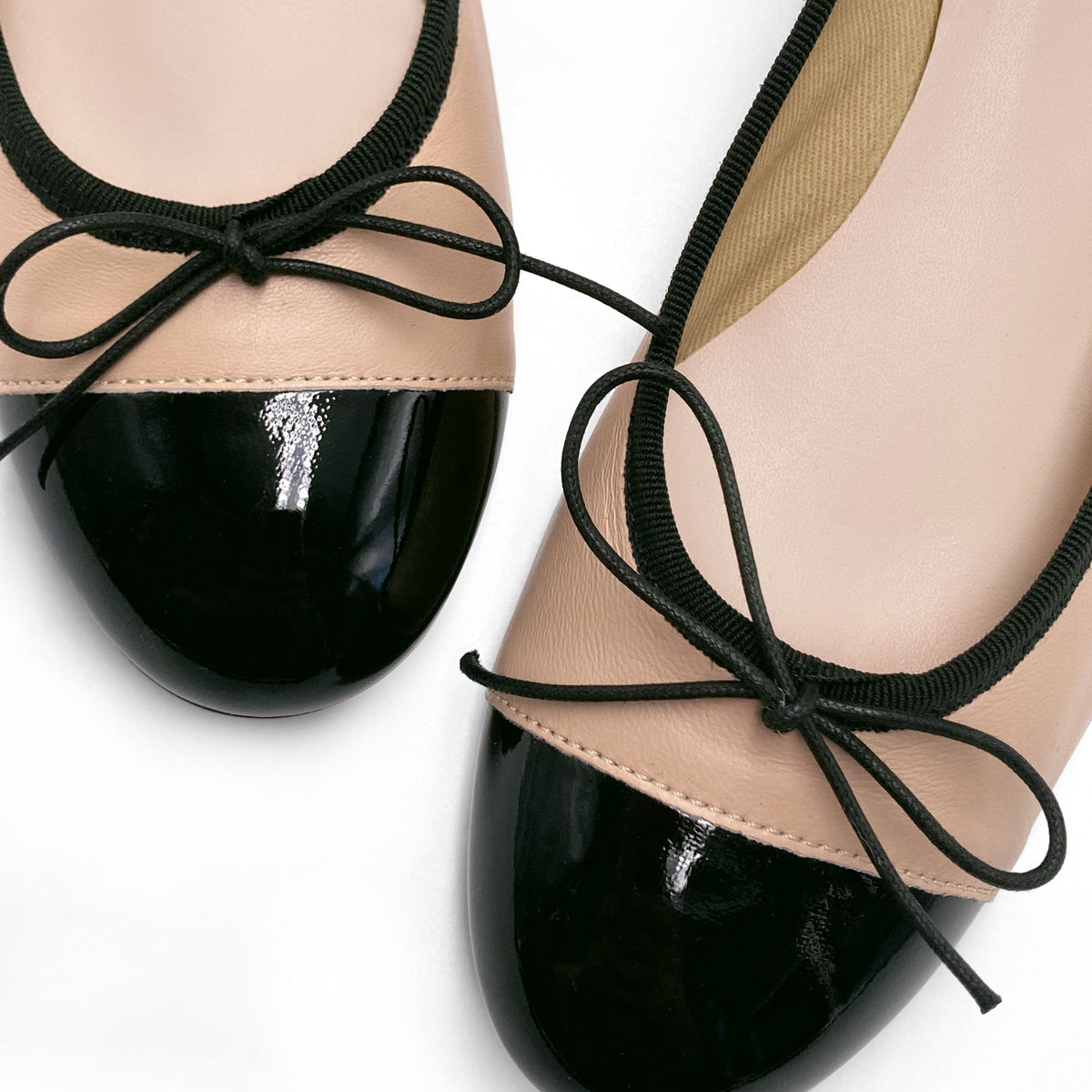 Puderrosafarbene Lederballerinas mit hohem Absatz und Lackspitze
