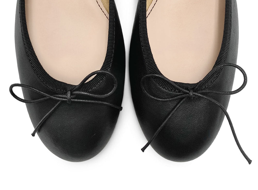 Schwarze Lederballerinas mit hohem Absatz