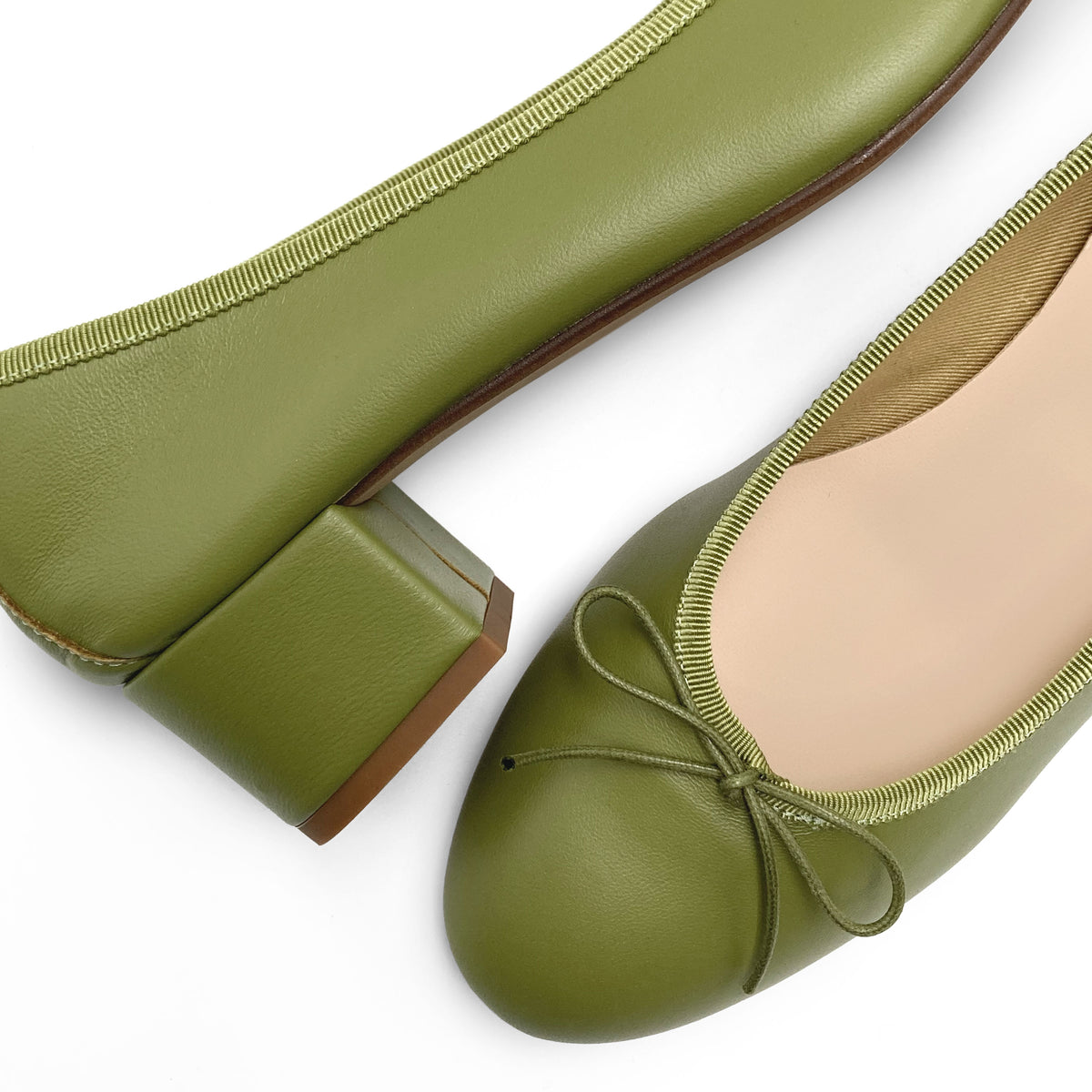 Bailarinas de piel verde oliva con tacón alto