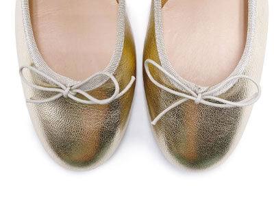 platinlaminierte Leder Ballerinas mit hohem Absatz