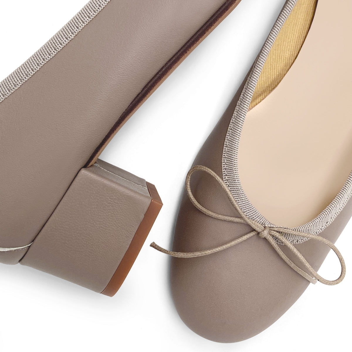 Taubenfarbene Lederballerinas mit hohem Absatz