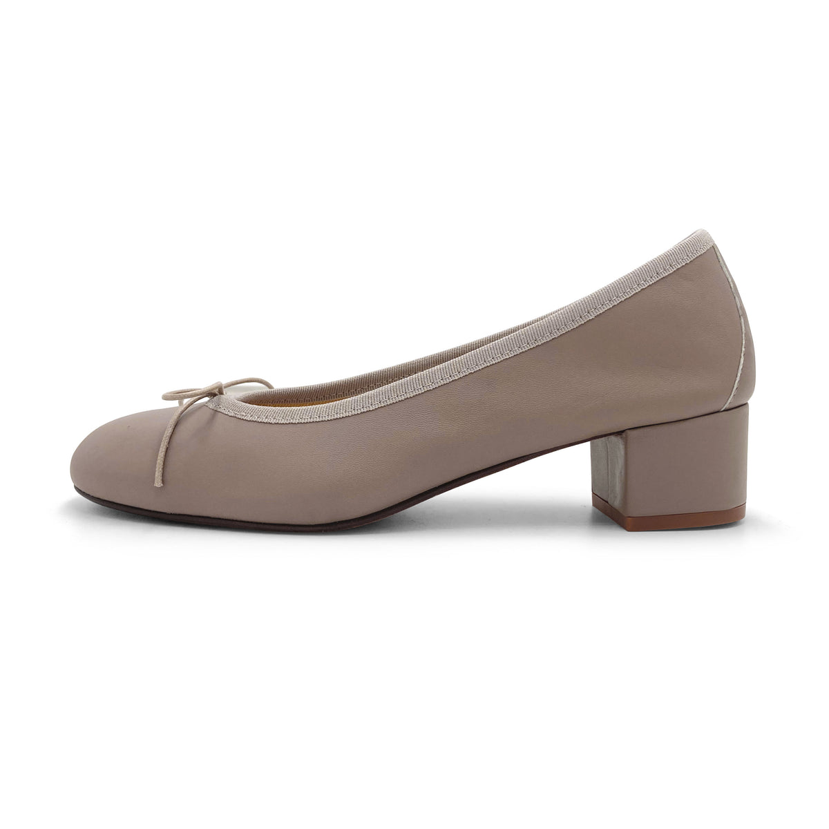 Taubenfarbene Lederballerinas mit hohem Absatz