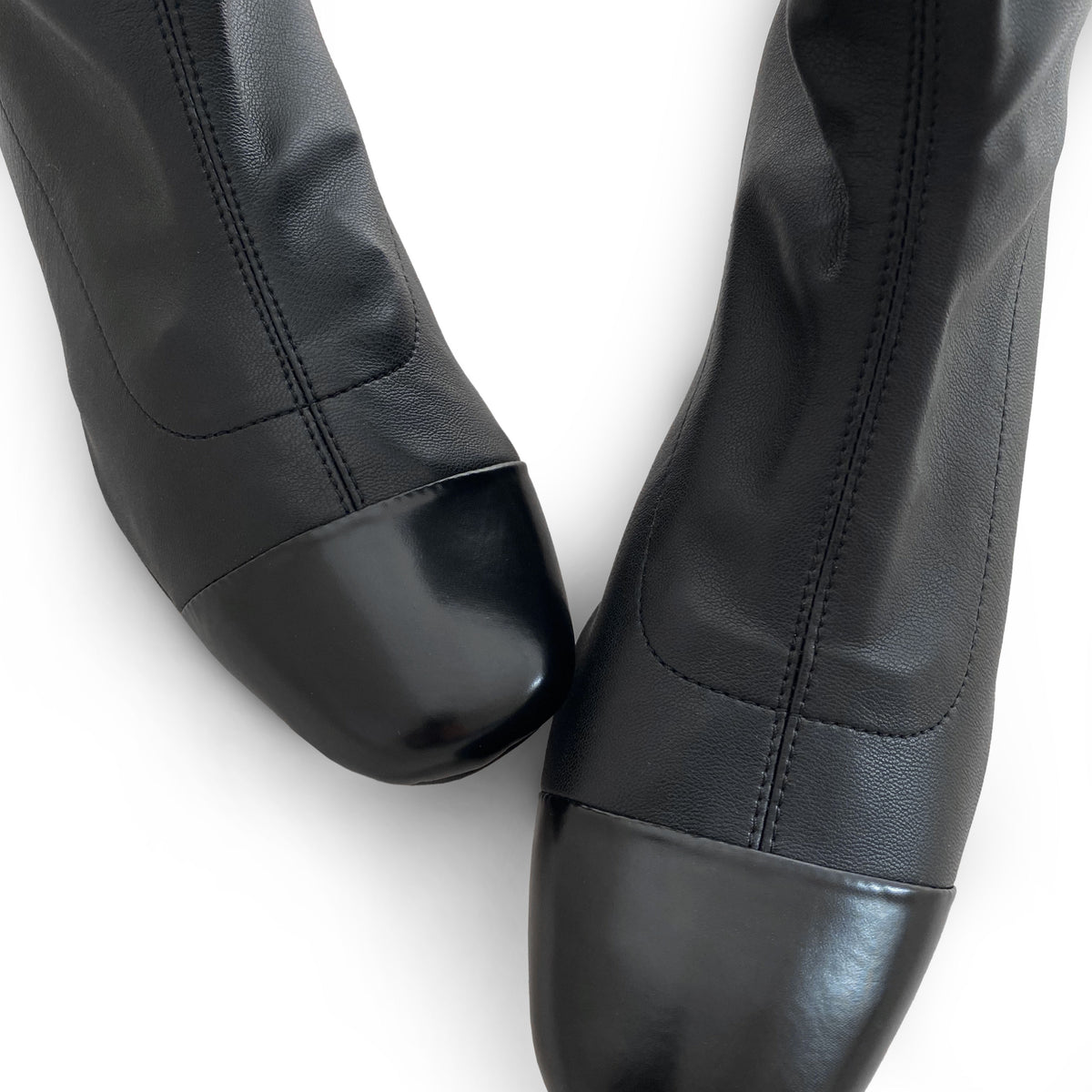 Stivaletti neri a calza in similpelle elasticizzata e punta in pelle nera