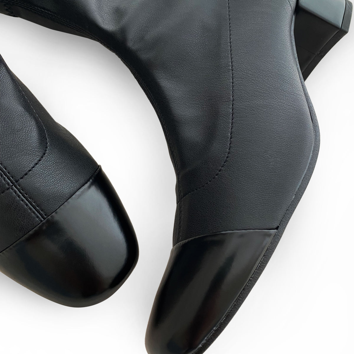 Stivaletti neri a calza in similpelle elasticizzata e punta in pelle nera