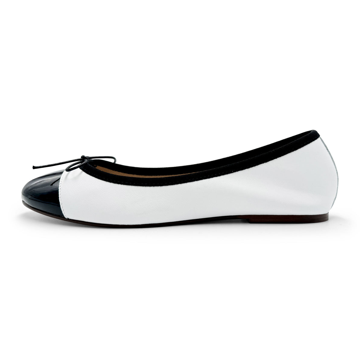 Ballerines en cuir blanc avec bout verni noir