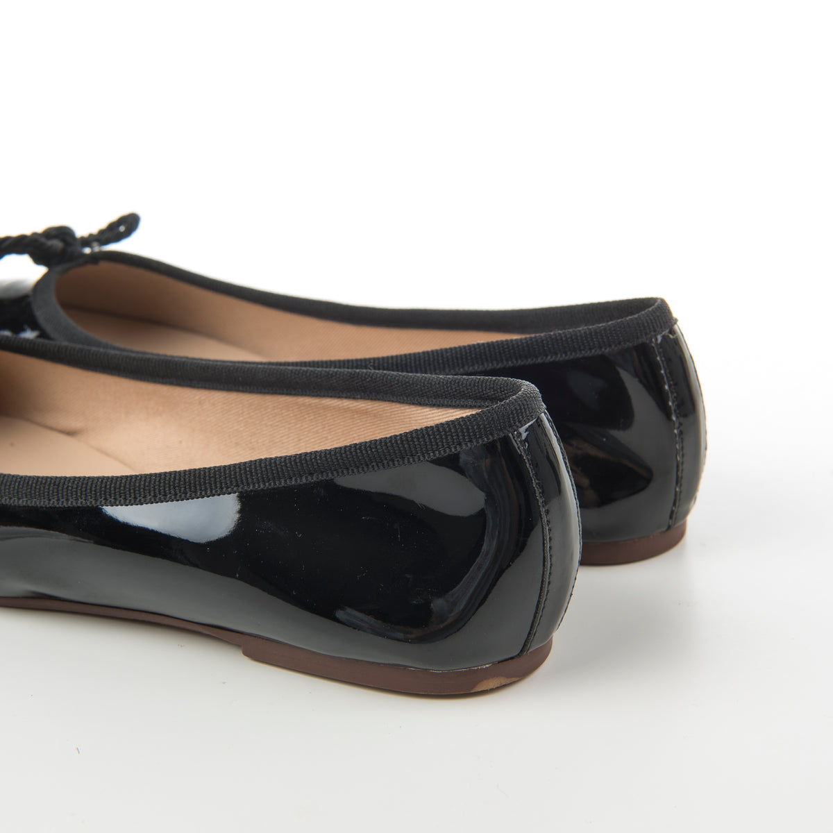 Ballerine nere in vernice con fiocchetto in cordone
