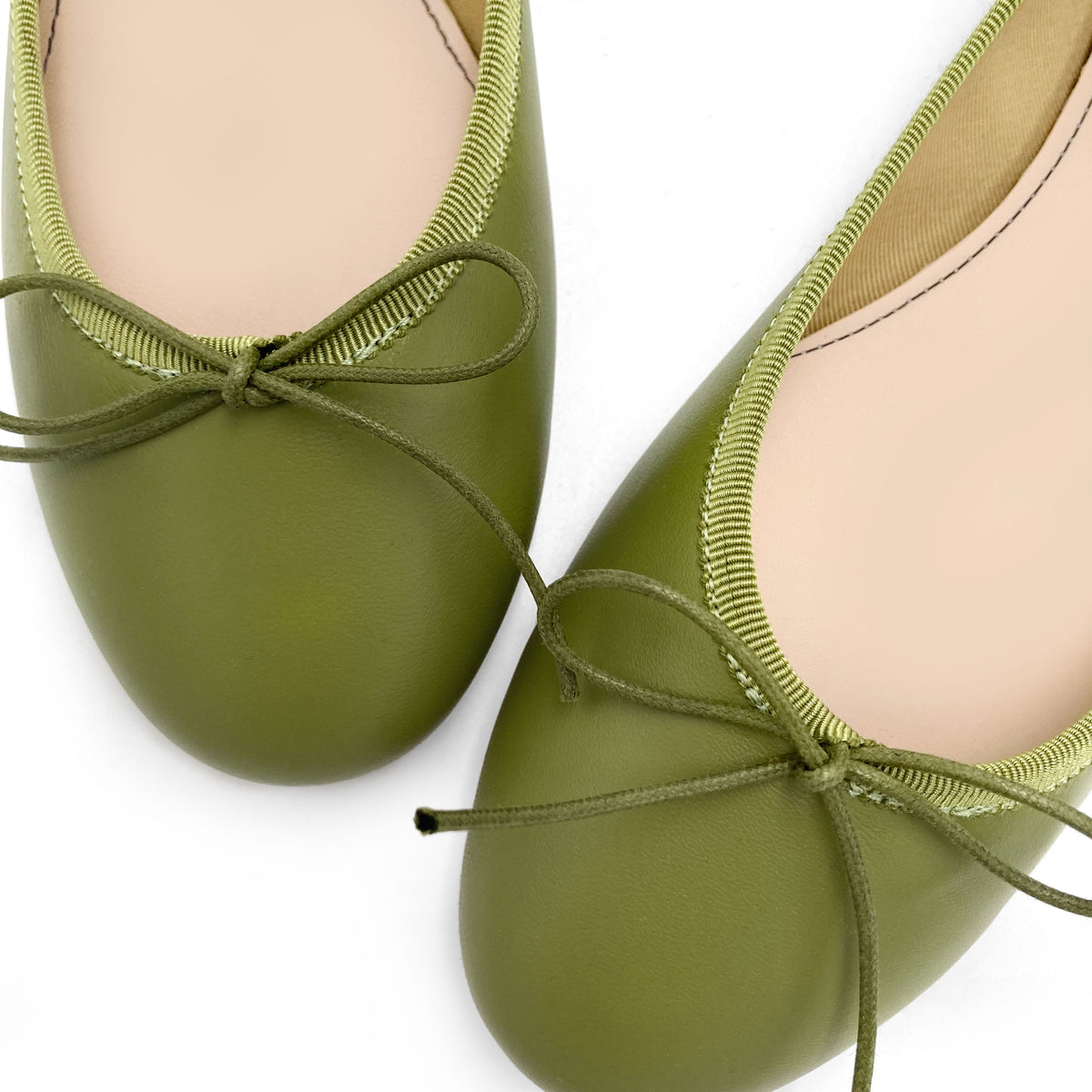 Olivegrüne Ballerinas aus Leder