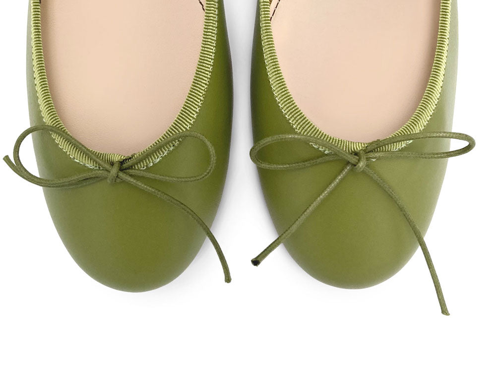 Olivegrüne Ballerinas aus Leder