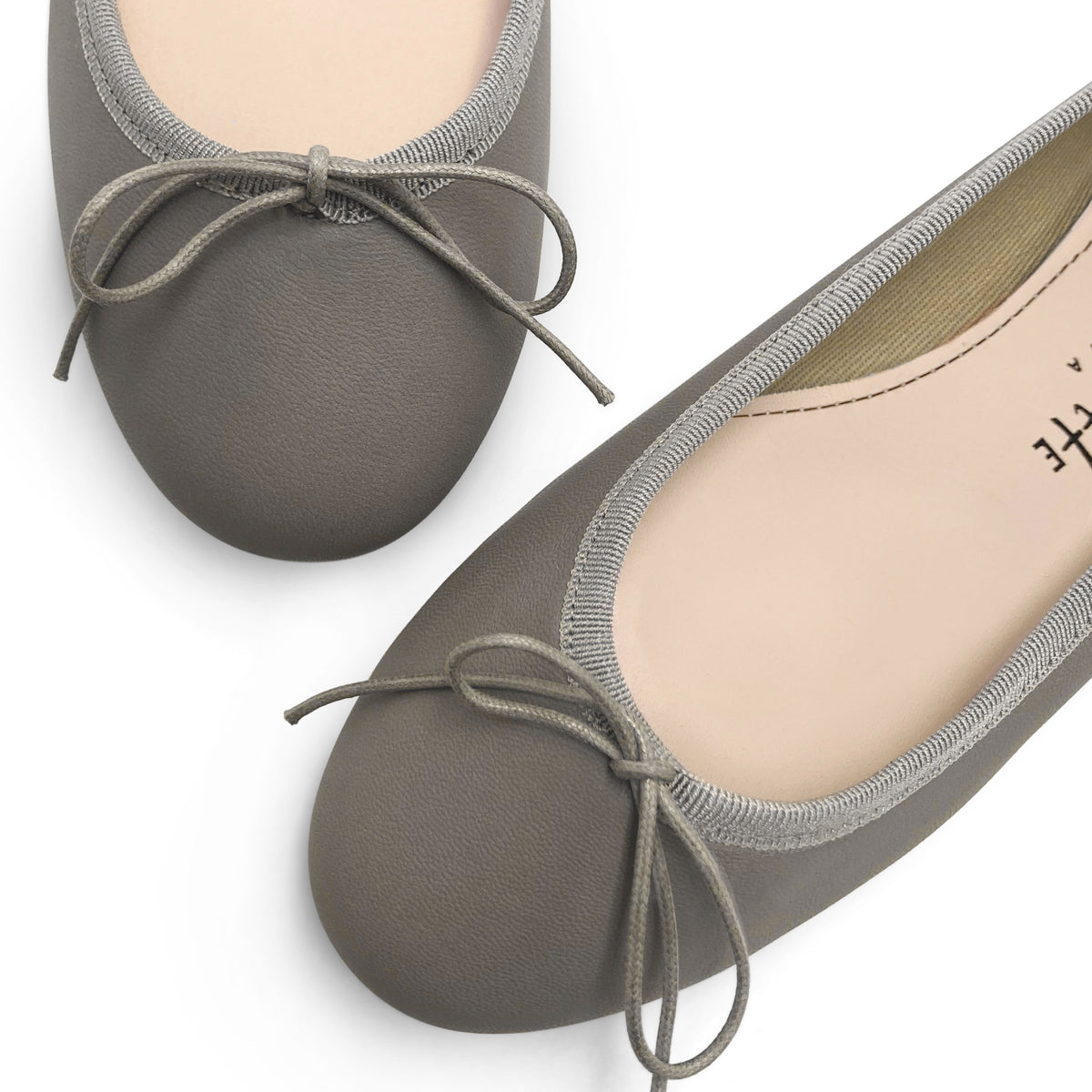 Taupefarbene Lederballerinas