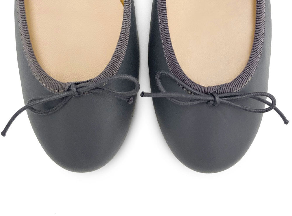 Rauchgraue Lederballerinas