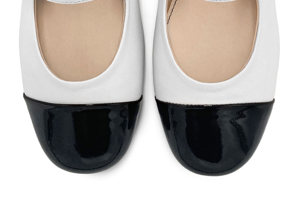 Ballerine Mary Jane bianche in pelle con cinturino e punta in vernice
