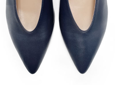 Blaue Leder Pumps mit V-Ausschnitt
