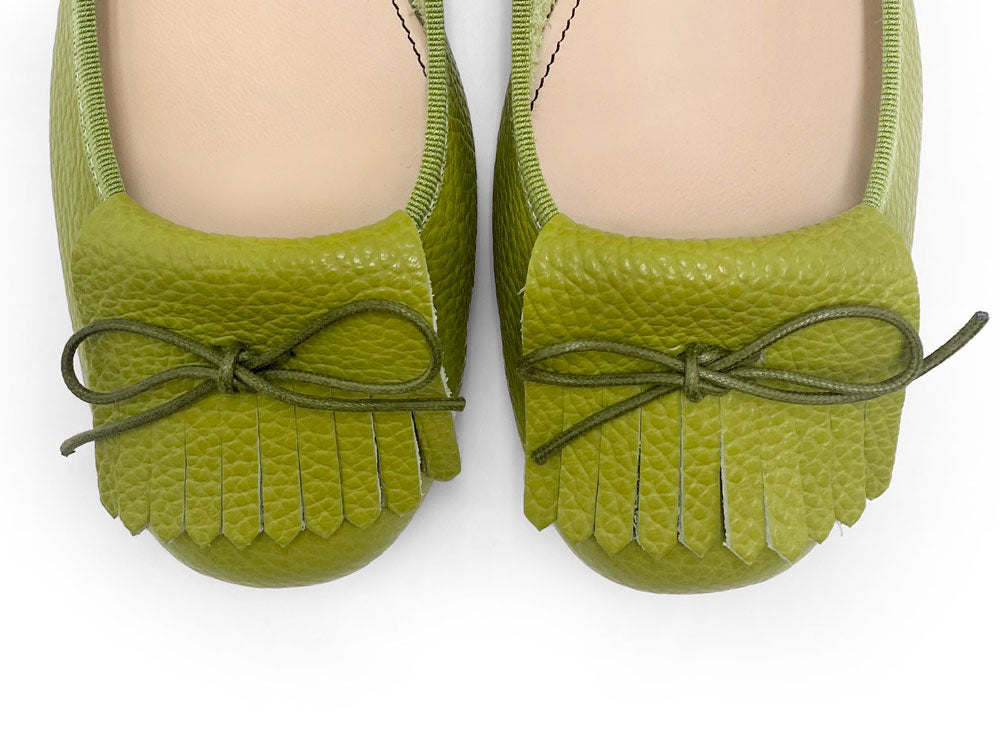 Mocasines de mujer en piel verde oliva con flecos