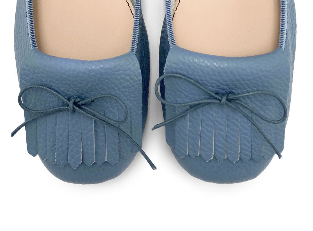 Mocasines de mujer en piel azul vaquero con flecos
