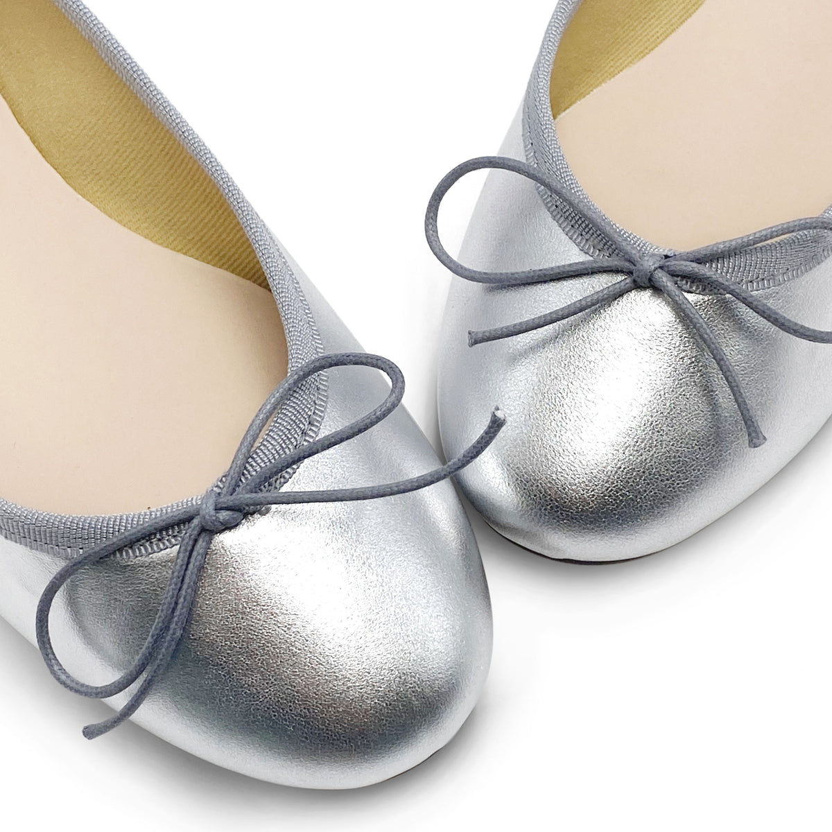 Silberfarbene Ballerinas aus laminiertem Leder