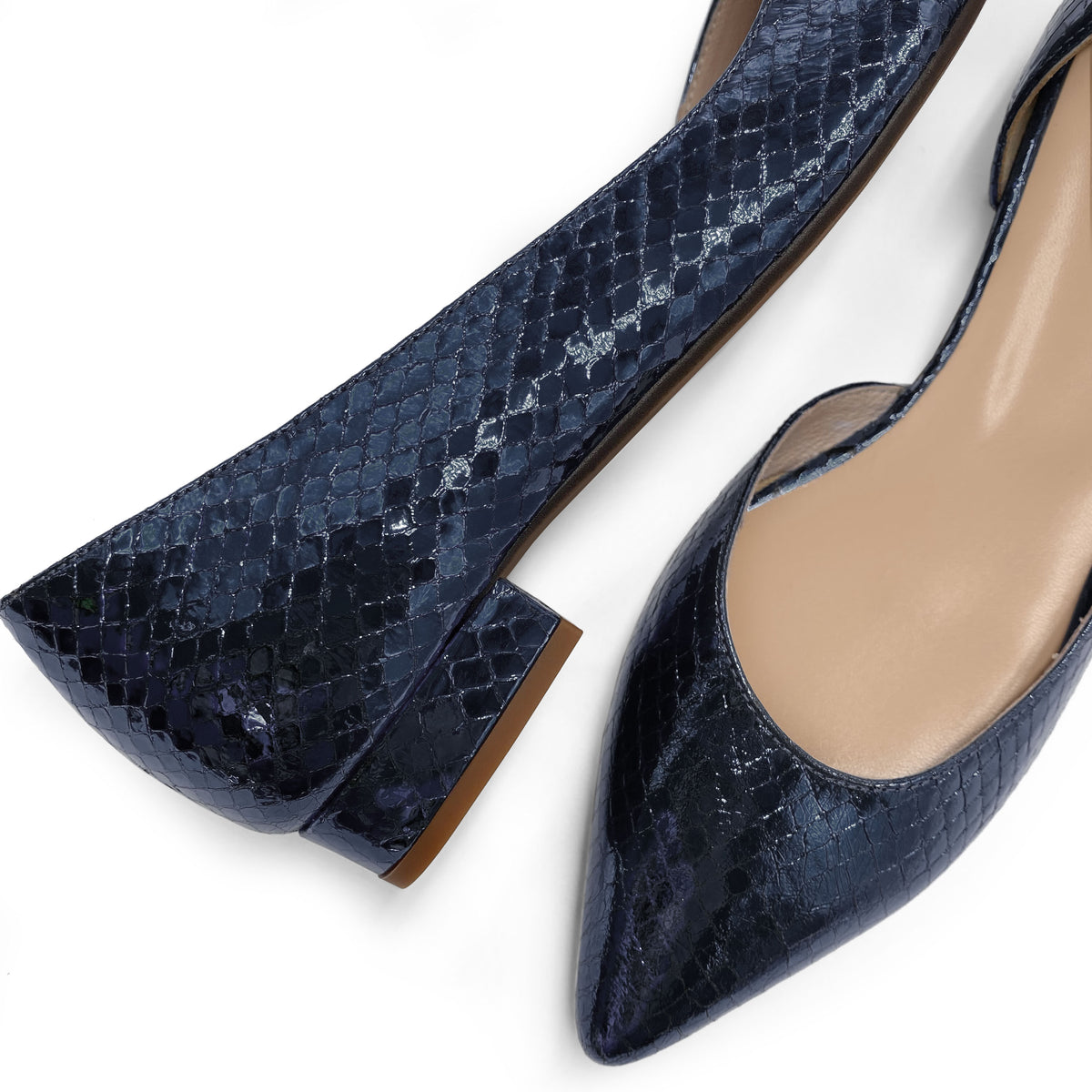 D'Orsay Spitz zulaufende Ballerinas in blauem Laminat