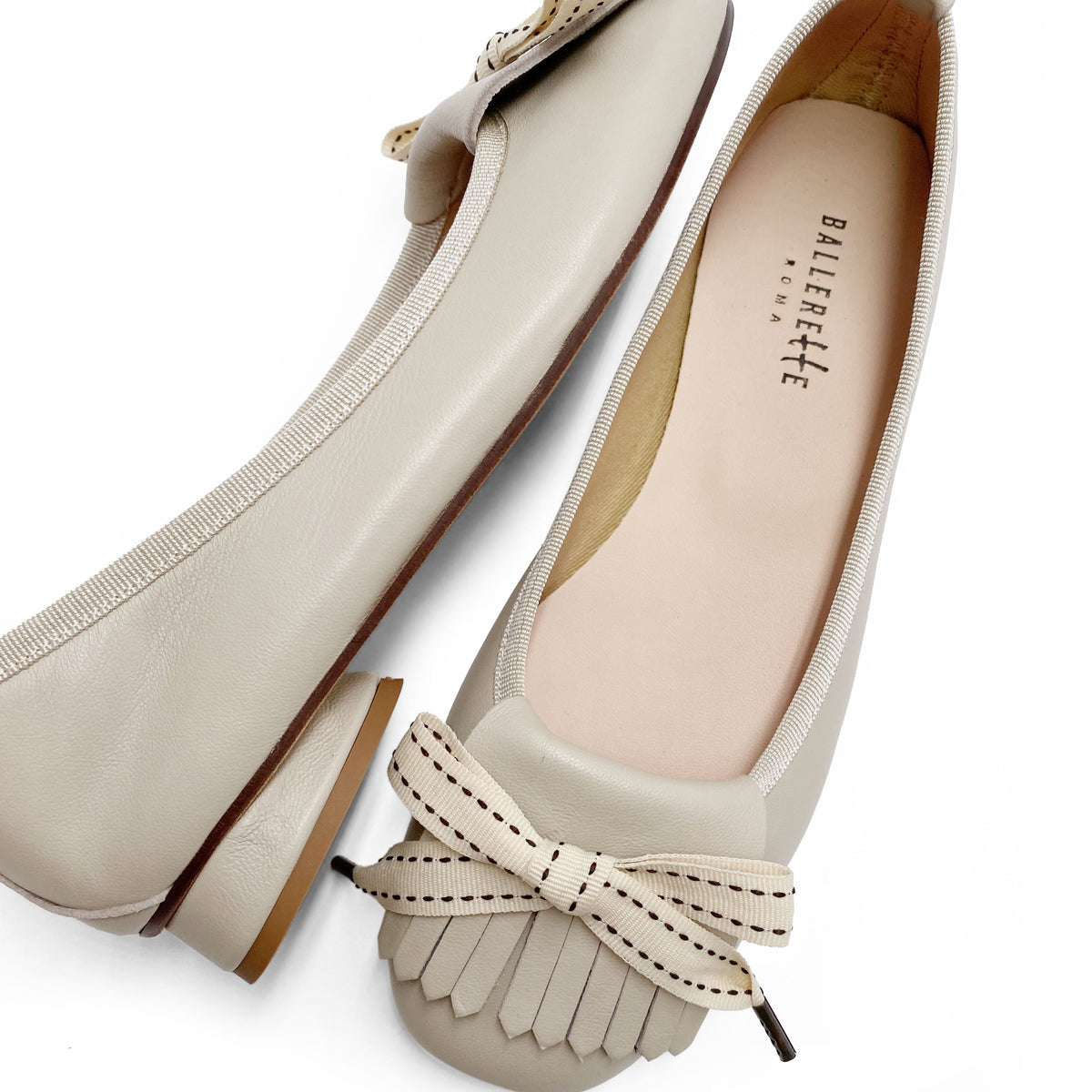 Beige Leder-Slipper mit Absatz und Fransen