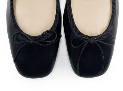 Schwarze Lederballerinas mit quadratischer Spitze und Riemen