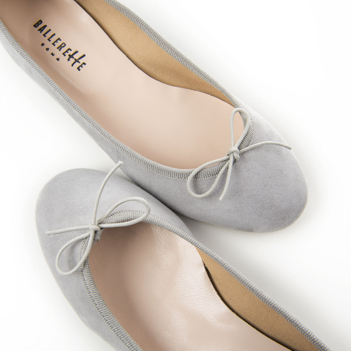 Ballerine con tacco grigio perla in camoscio