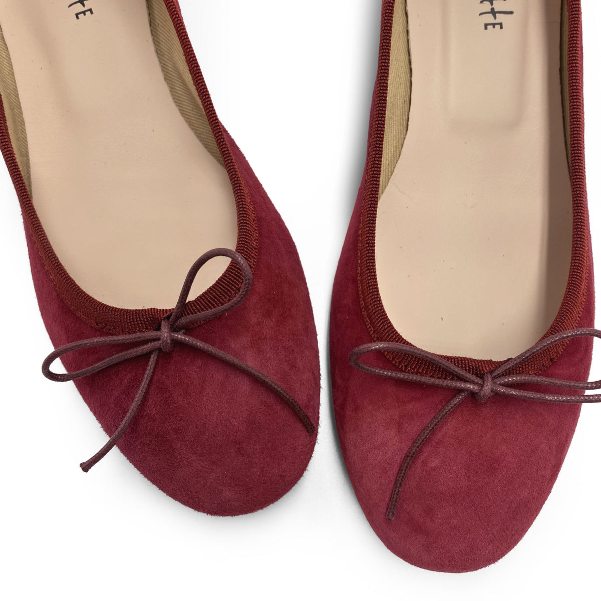 Burgunderrote Wildlederballerinas mit Absatz