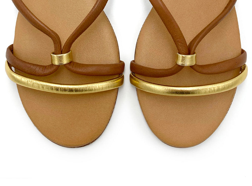 Flache Sandalen in hellbraunem und goldenem Leder