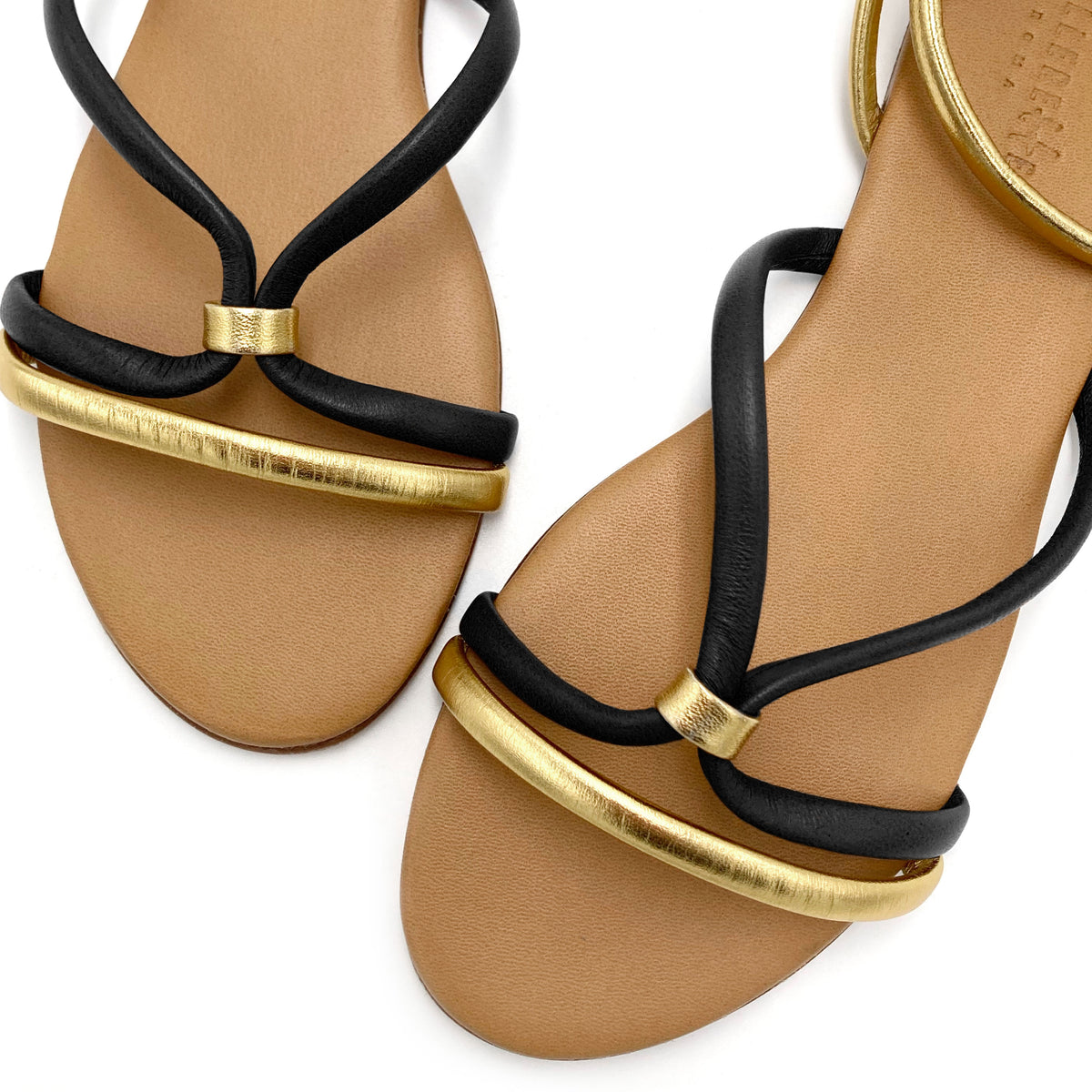 Flache Sandalen aus Leder in Schwarz und Gold
