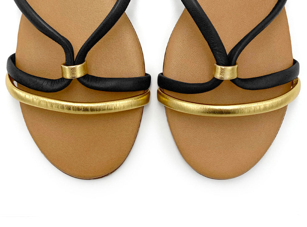 Flache Sandalen aus Leder in Schwarz und Gold