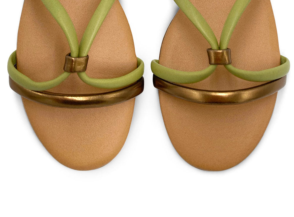 Flache Sandalen aus Leder in Grün und Bronze