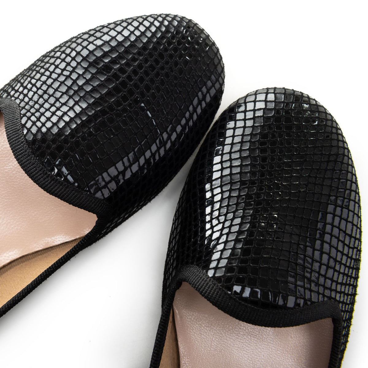 Slippers femme noires laminées effet python