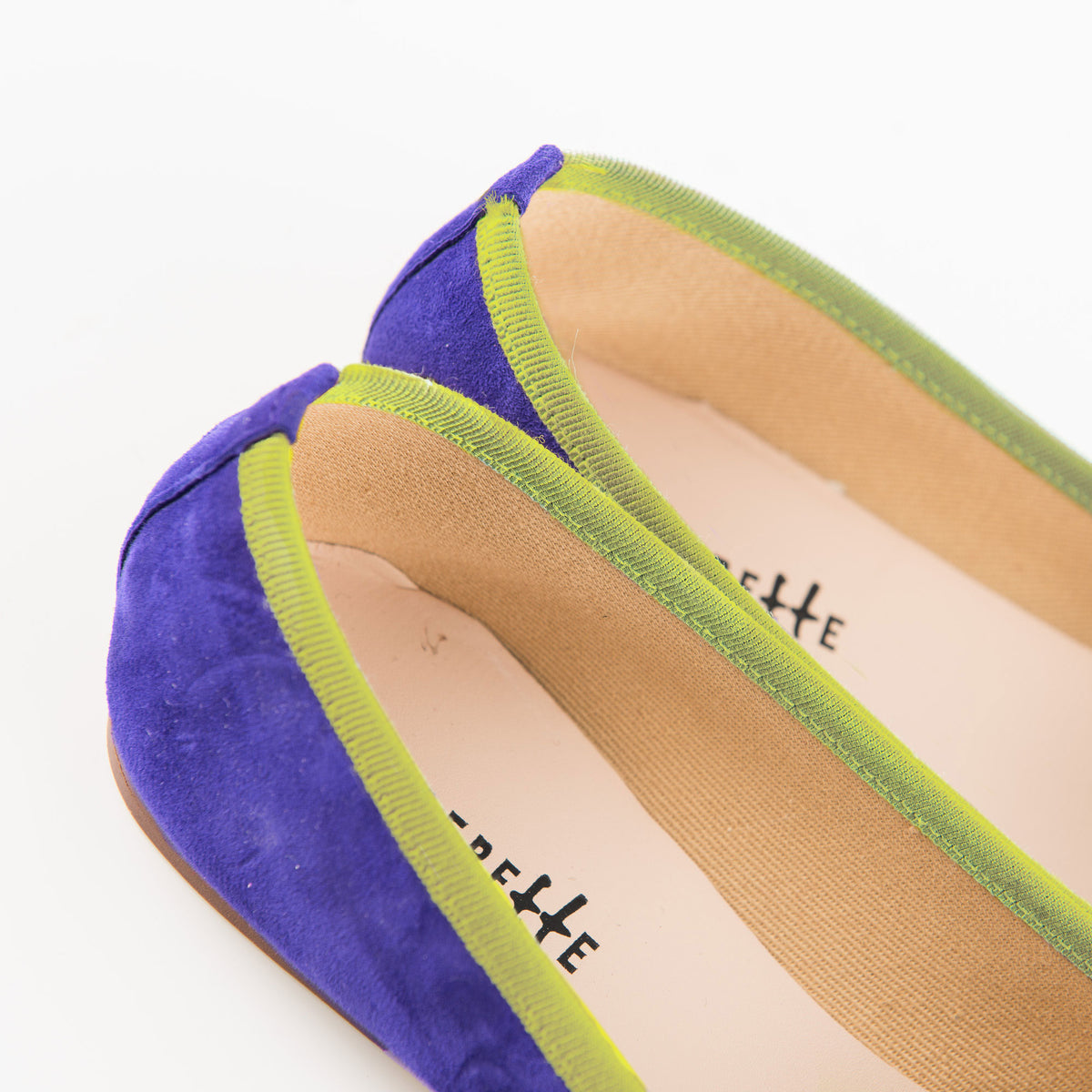 Violette Damen-Slipper aus Wildleder mit blauem Ripsband