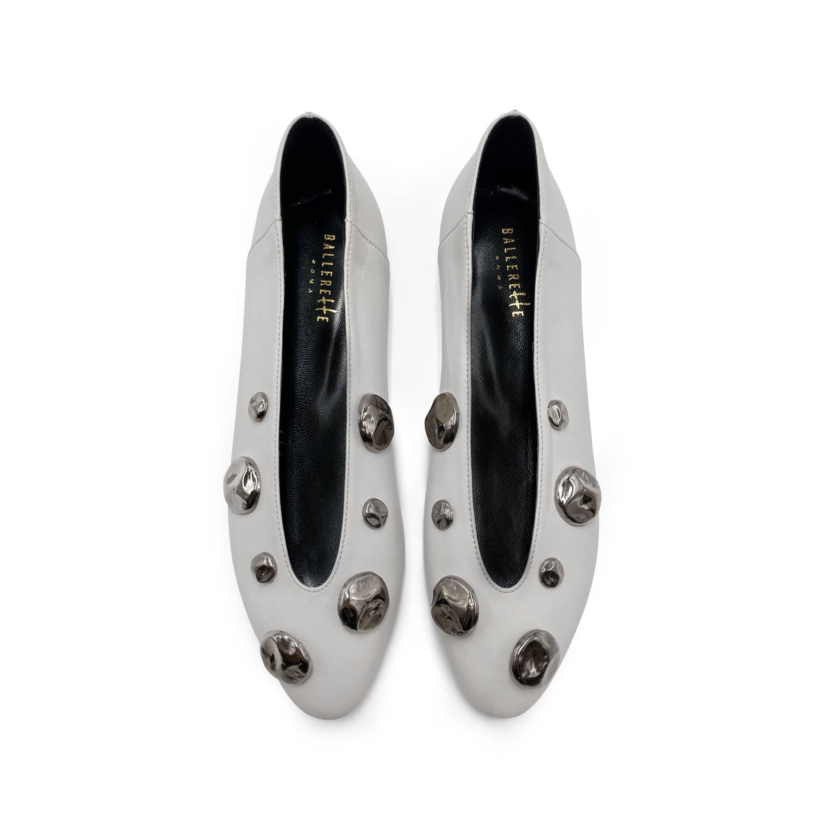 Ballerine grigie perla in pelle con scollo a V e borchie ferro
