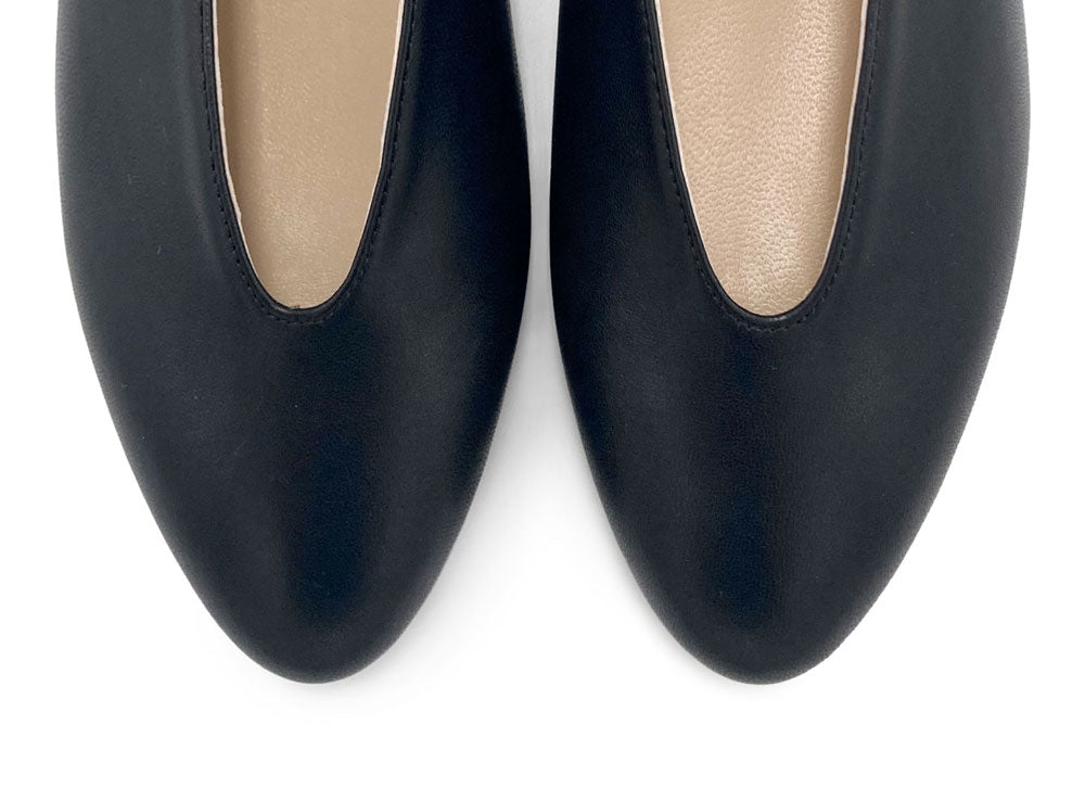 Ballerine nere in pelle con scollo a V e cinturino