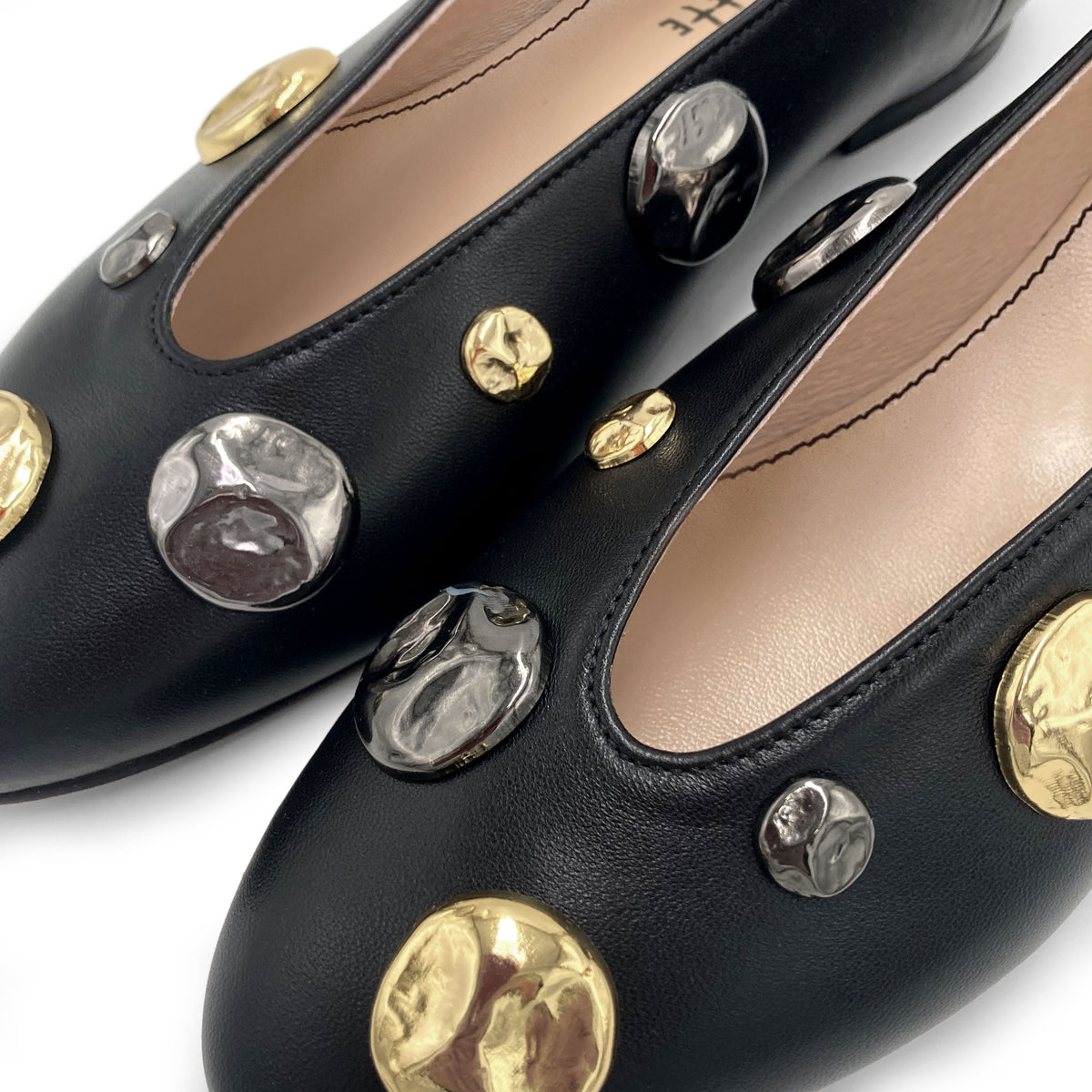 Ballerine nere accollate con borchie oro e ferro