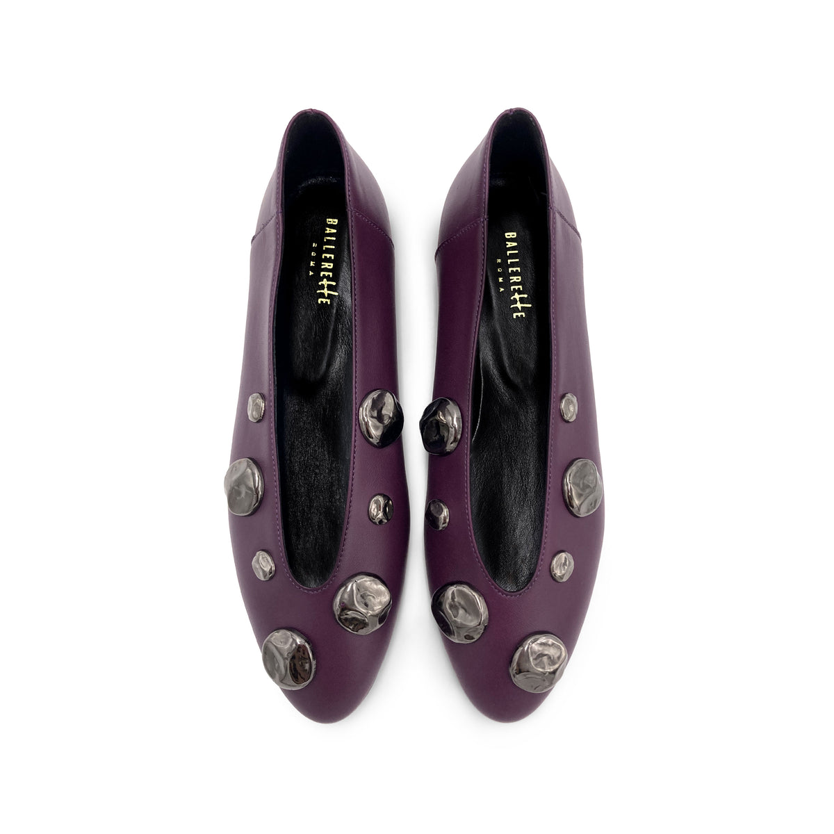 Ballerine viola prugna in pelle con scollo a V e borchie ferro
