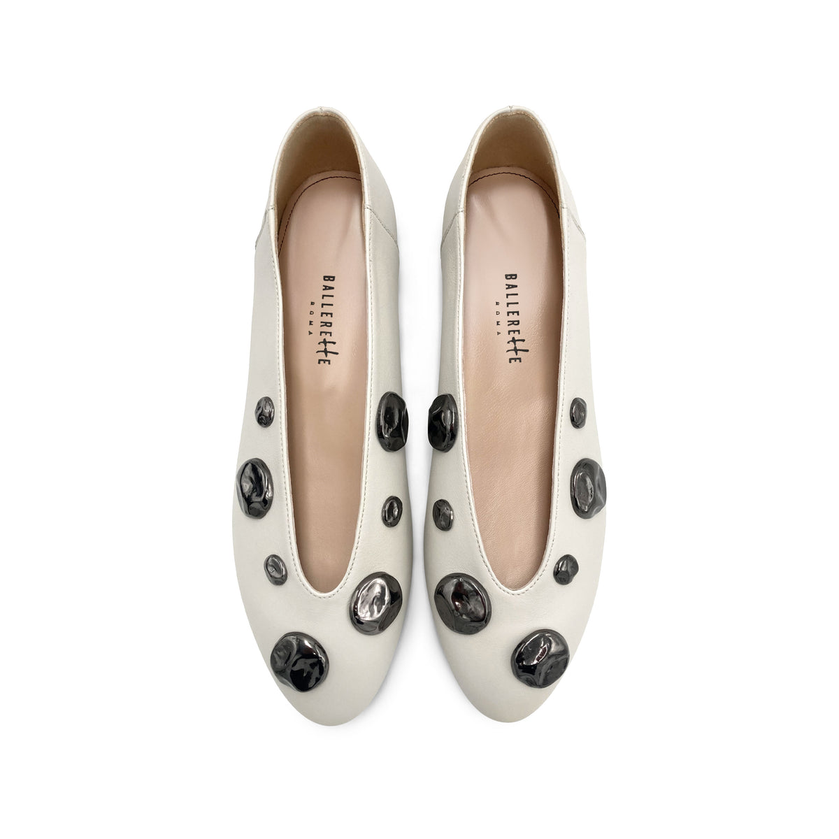 Ballerine bianche avorio in pelle con scollo a V e borchie ferro