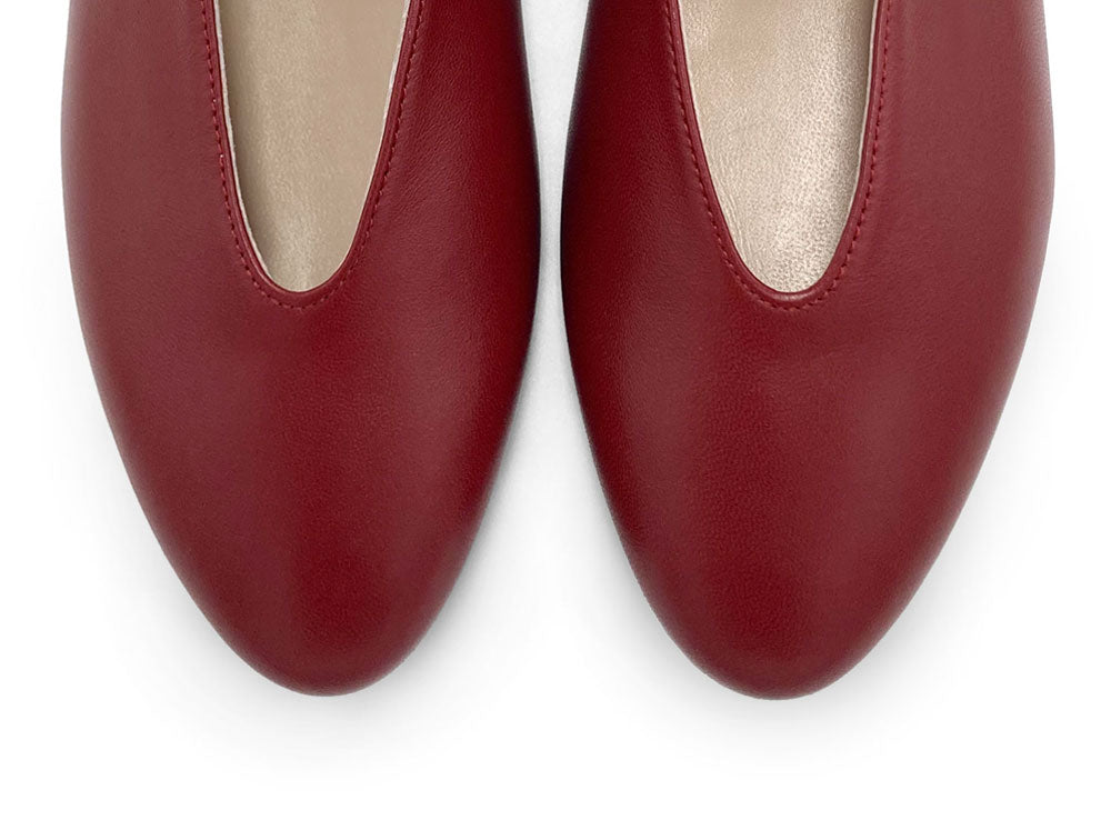 Ballerine rosso ciliegia in pelle con scollo a V e cinturino