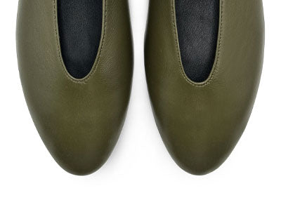 Olivgrüne Ballerinas aus Leder mit V-Ausschnitt und Riemchen