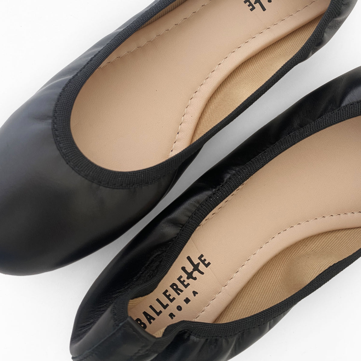 Ballerines à élastique en cuir noir