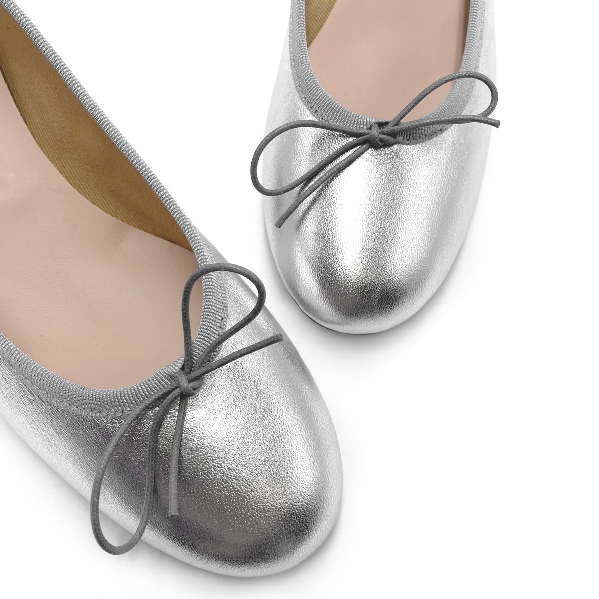 Ballerinas in silver laminated leather with high heel