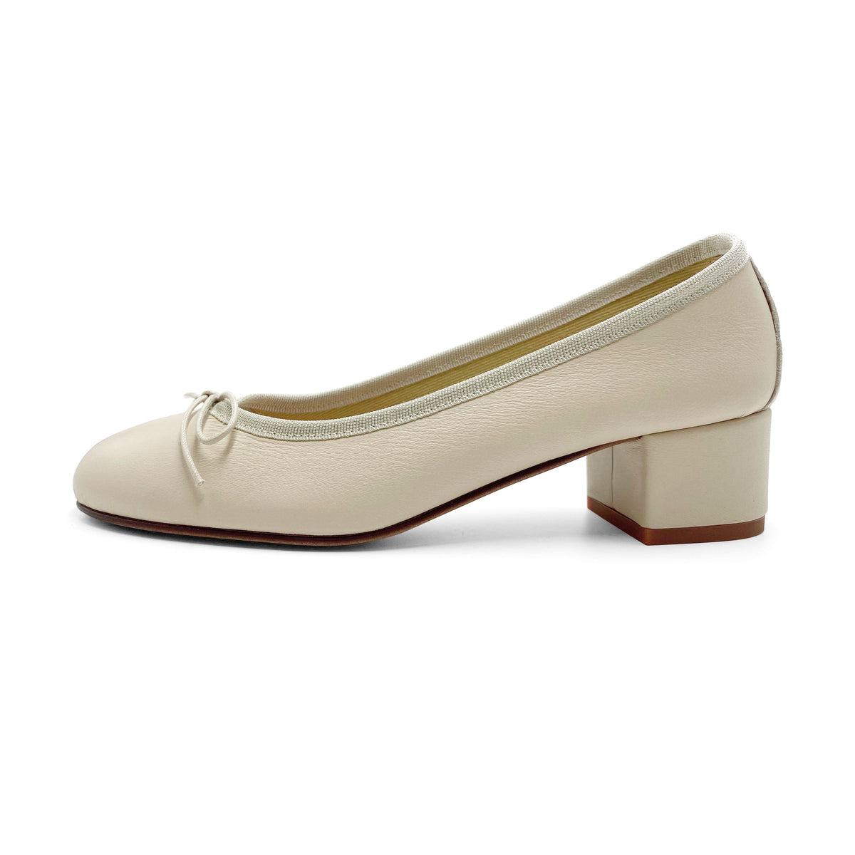 Bailarinas de piel beige con tacón alto