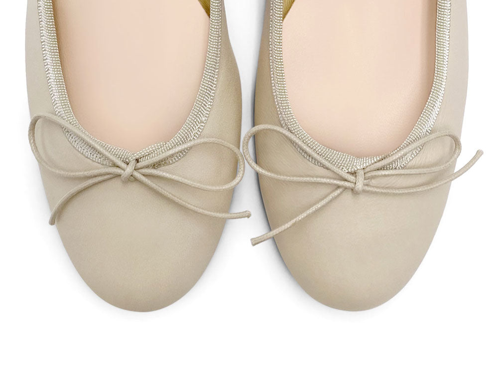 Beige Lederballerinas mit hohem Absatz
