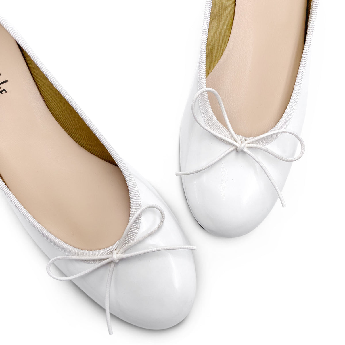 Bailarinas en charol blanco con tacón alto