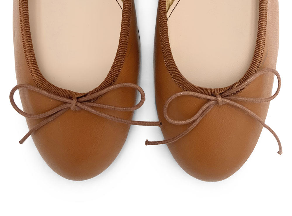 Hellbraune Lederballerinas mit hohem Absatz