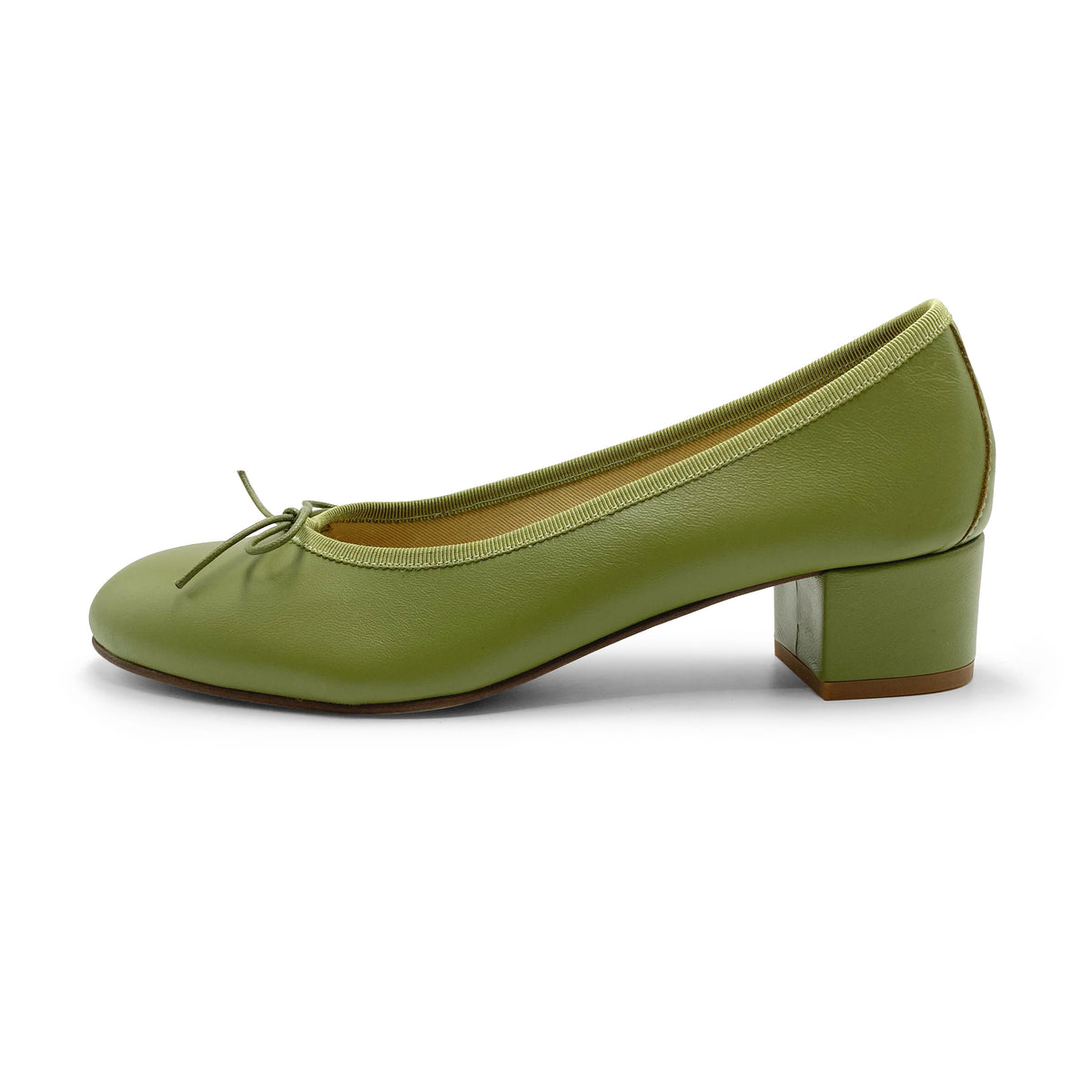 Bailarinas de piel verde oliva con tacón alto
