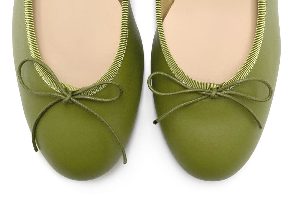 Bailarinas de piel verde oliva con tacón alto