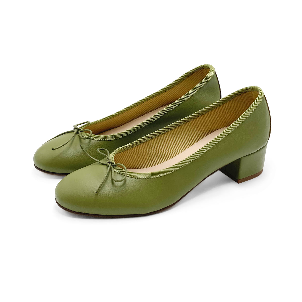 Bailarinas de piel verde oliva con tacón alto